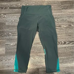 Lululemon mixed mesh crops size 8 EUC